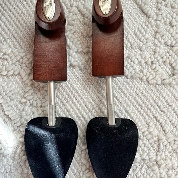 Johnston & Murphy Springloaded Shoe Trees, Black Felt Padded Toe Area - Picture 1 of 5
